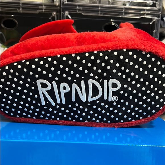 LORD DEVIL PLUSH SLIPPERS (RED)
SIZE: S/M - 4-8 - Picture 7 of 12